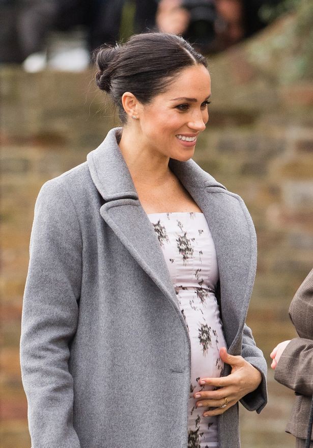 Meghan tái xuất với bụng bầu lộ rõ nhưng bị chỉ trích vì ăn mặc kém sang khi đến thăm viện dưỡng lão - Ảnh 1.