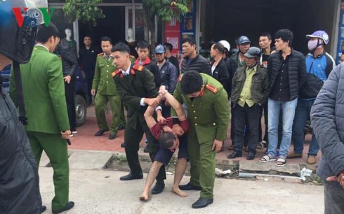 Ngáo đá cố thủ trong tiệm may gần 6 tiếng, dùng kéo tự đâm vào bụng - Ảnh 1.