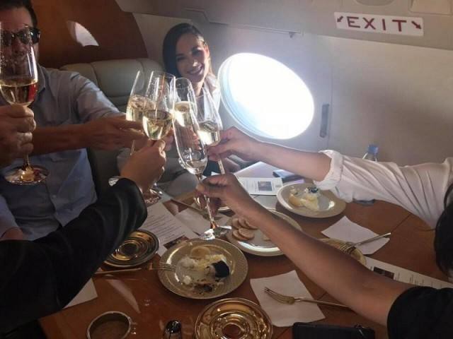 Vừa đăng quang, Hoa hậu Hoàn vũ 2018 đã được đại gia Philippines đón về nước bằng phi cơ riêng với dịch vụ siêu sang - Ảnh 2.