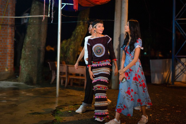 Không diện váy áo lộng lẫy, Hoa hậu HHen Niê vẫn đẹp rạng ngời khi khoác lên mình trang phục dân tộc Ê Đê - Ảnh 3.