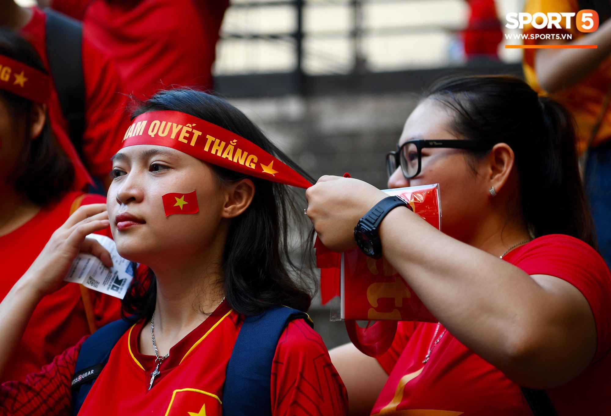 Những CĐV nữ xinh đẹp khiến trận bán kết lượt đi giữa Việt Nam - Philippines trở nên sôi động hơn bao giờ hết - Ảnh 5. Những CĐV nữ xinh đẹp khiến trận bán kết lượt đi giữa Việt Nam - Philippines trở nên sôi động hơn bao giờ hết - Ảnh 5.