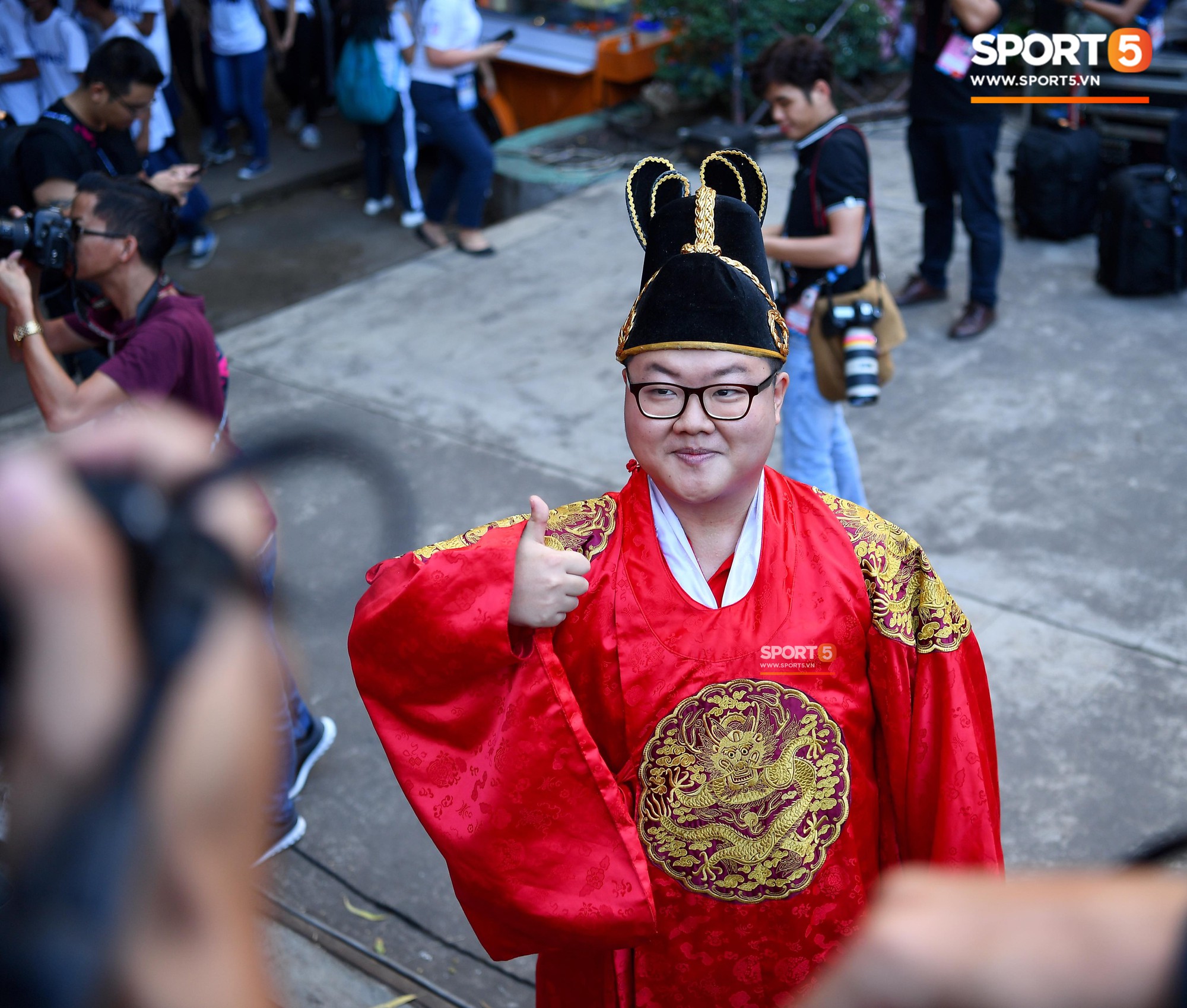 Hoàng thượng Hàn Quốc được fan girl Việt Nam chăm sóc nhiệt tình - Ảnh 5. Hoàng thượng Hàn Quốc được fan girl Việt Nam chăm sóc nhiệt tình - Ảnh 5.