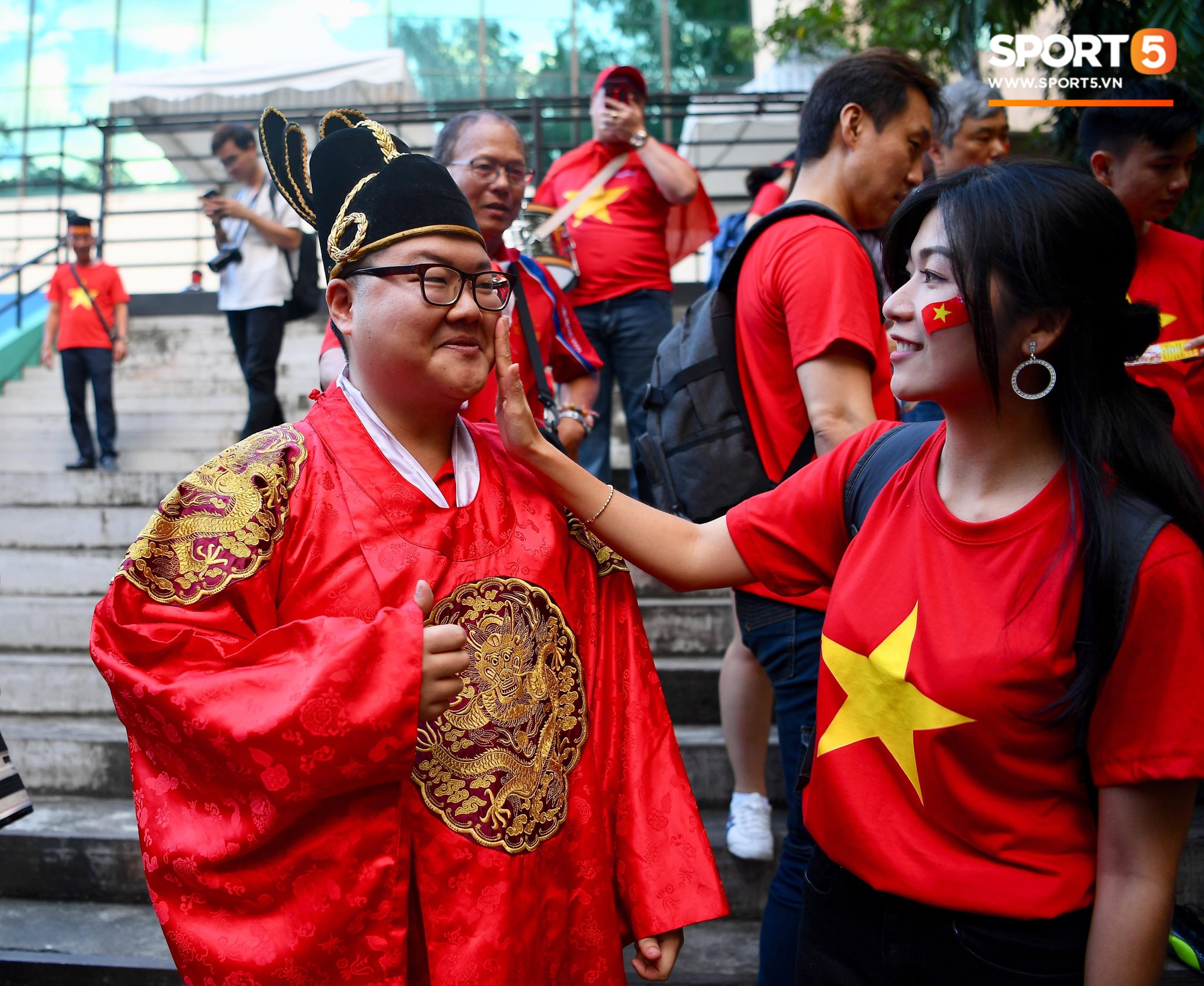 Hoàng thượng Hàn Quốc được fan girl Việt Nam chăm sóc nhiệt tình - Ảnh 4. Hoàng thượng Hàn Quốc được fan girl Việt Nam chăm sóc nhiệt tình - Ảnh 4.