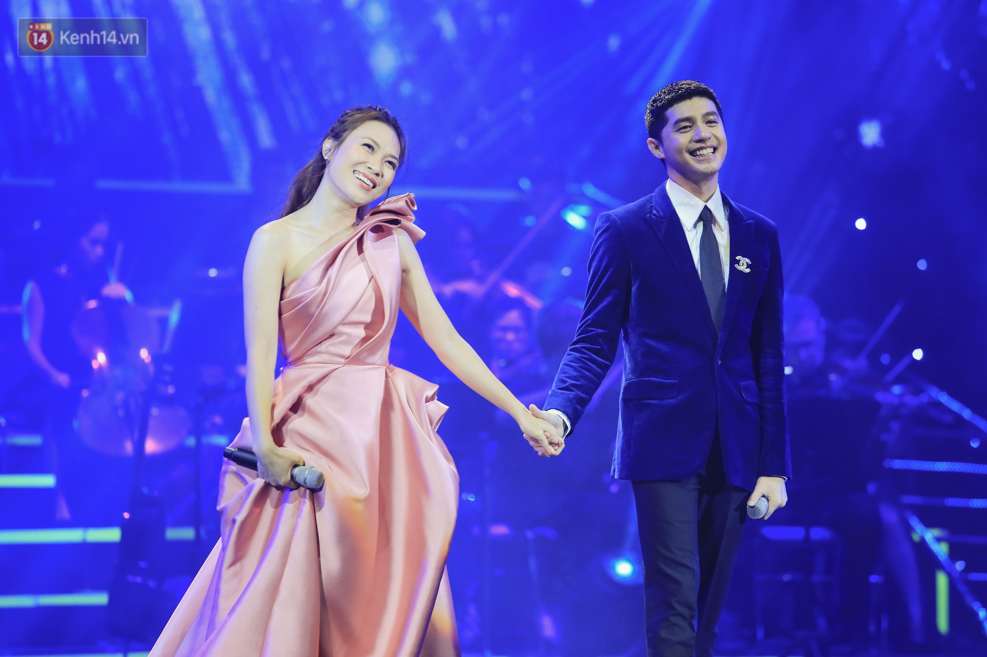 Lần đầu song ca cùng Mỹ Tâm, Noo Phước Thịnh đắm đuối, nắm chặt tay đàn chị trên sân khấu - Ảnh 2. Lần đầu song ca cùng Mỹ Tâm, Noo Phước Thịnh đắm đuối, nắm chặt tay đàn chị trên sân khấu - Ảnh 2.