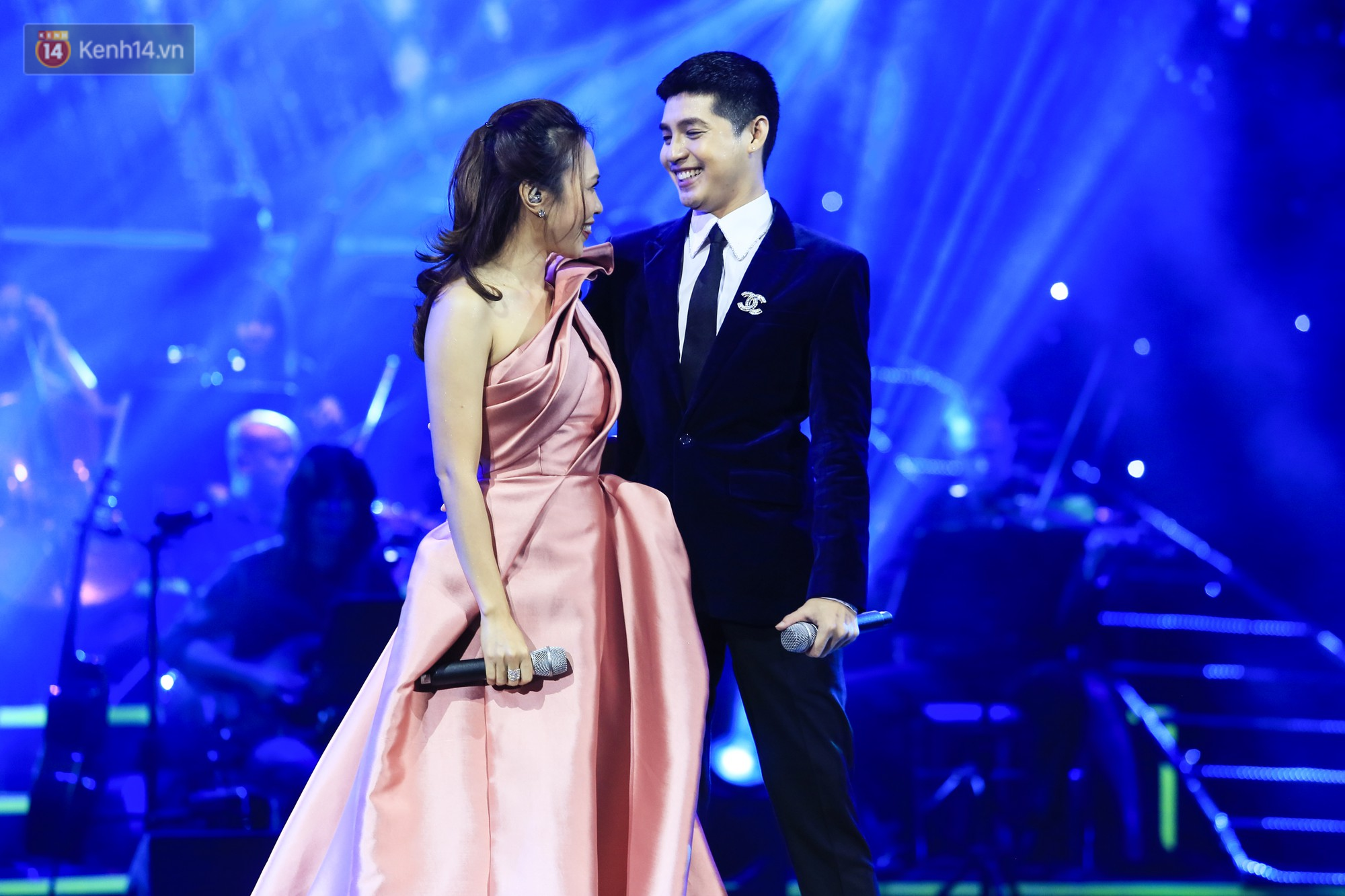 Lần đầu song ca cùng Mỹ Tâm, Noo Phước Thịnh đắm đuối, nắm chặt tay đàn chị trên sân khấu - Ảnh 3. Lần đầu song ca cùng Mỹ Tâm, Noo Phước Thịnh đắm đuối, nắm chặt tay đàn chị trên sân khấu - Ảnh 3.