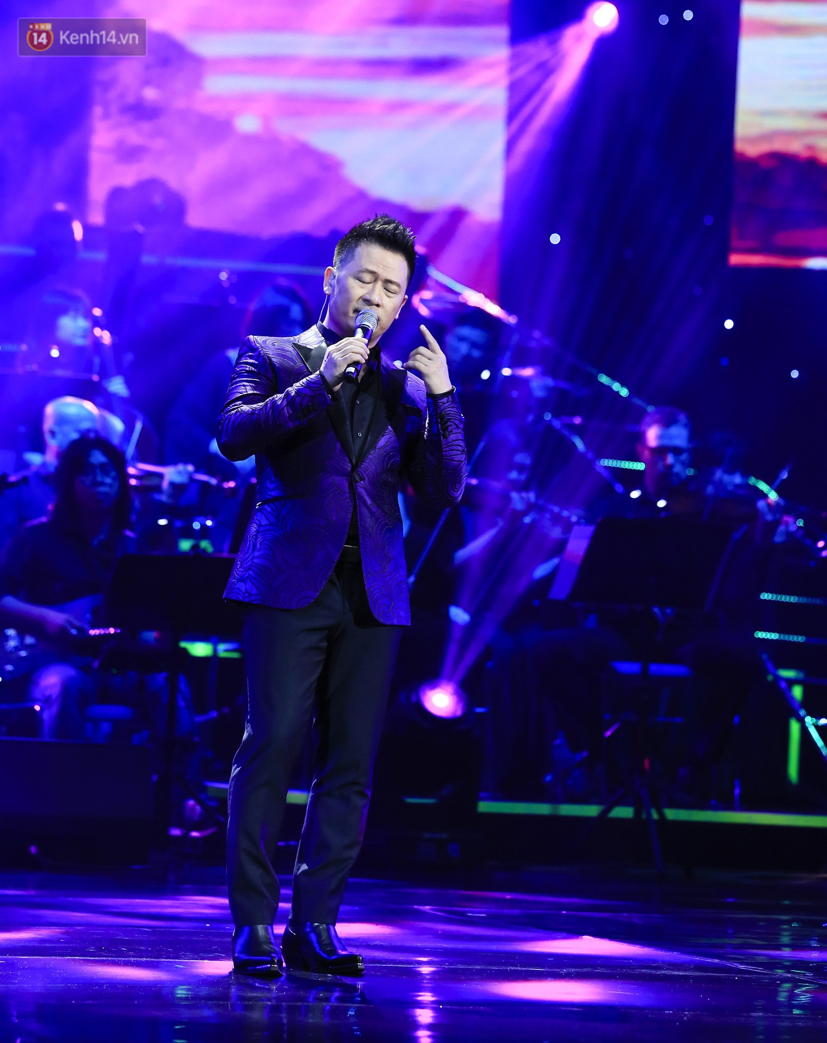 Lần đầu song ca cùng Mỹ Tâm, Noo Phước Thịnh đắm đuối, nắm chặt tay đàn chị trên sân khấu - Ảnh 9. Lần đầu song ca cùng Mỹ Tâm, Noo Phước Thịnh đắm đuối, nắm chặt tay đàn chị trên sân khấu - Ảnh 9.