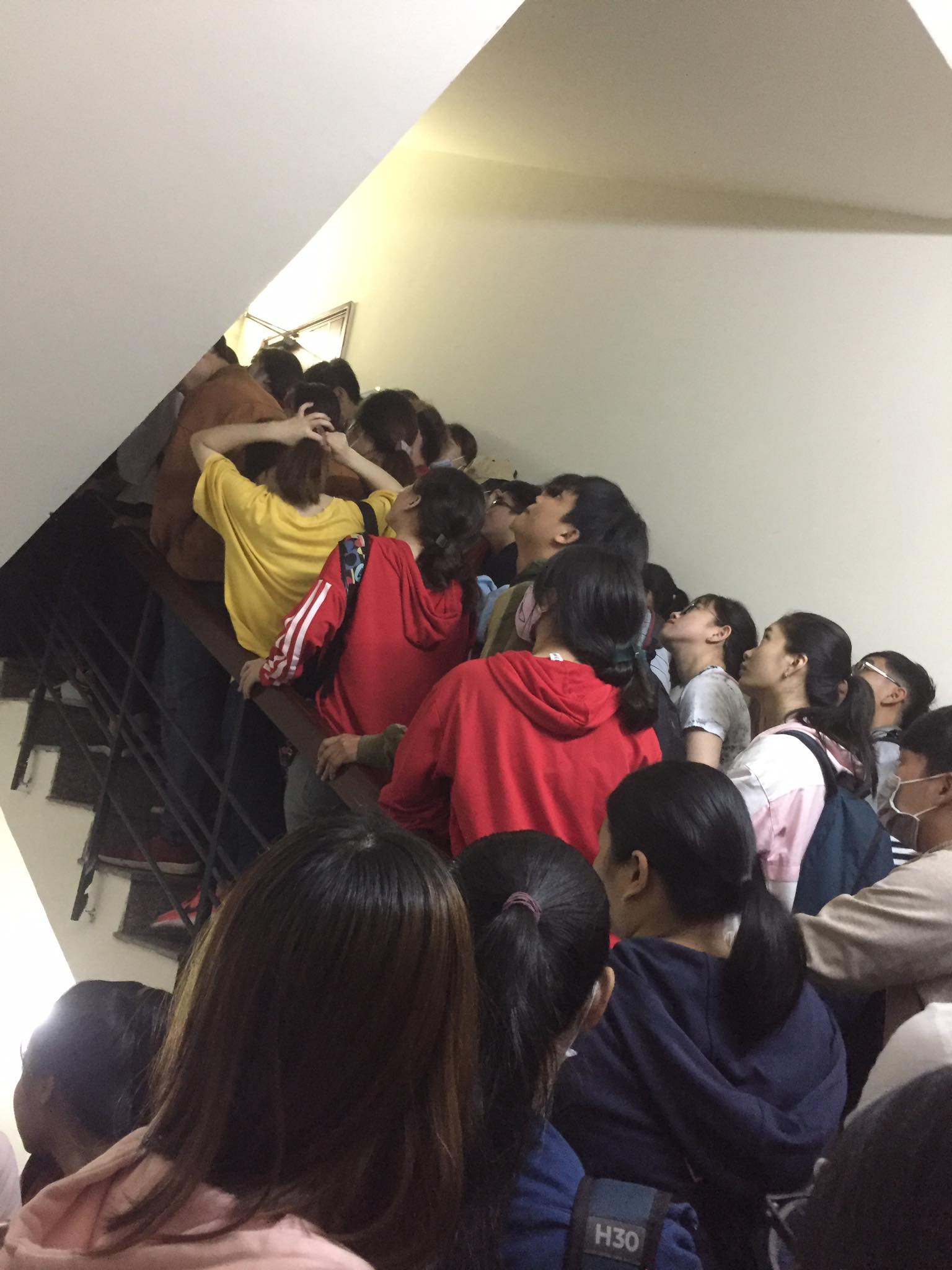 Cấu trúc đề thi TOEIC mới liệu có khó đến mức khiến sinh viên Sài Gòn thức trắng đêm, chen chúc đăng ký dự thi? - Ảnh 3.