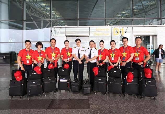 Dàn hotgirl cùng hàng trăm CĐV Việt “nhuộm đỏ” sân bay trước khi sang Philippines “tiếp lửa” thầy trò HLV Park Hang Seo - Ảnh 18.
