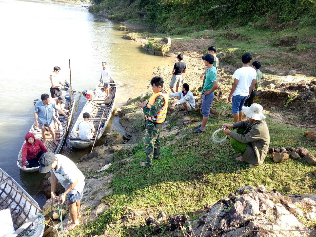 Rủ nhau ra bờ sông chơi, 2 em nhỏ mất tích nghi bị đuối nước - Ảnh 1. Rủ nhau ra bờ sông chơi, 2 em nhỏ mất tích nghi bị đuối nước - Ảnh 1.