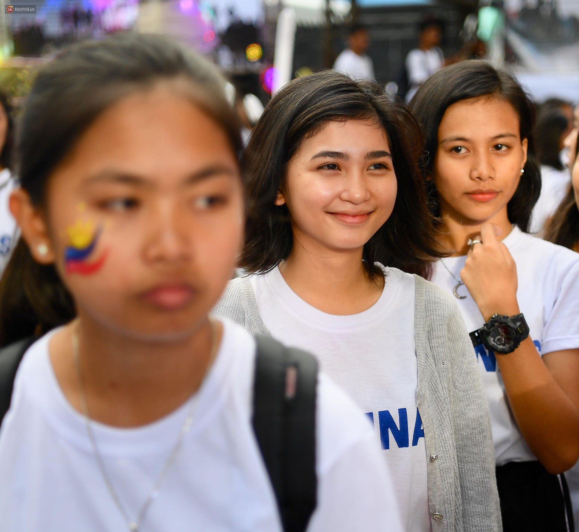 Những CĐV nữ xinh đẹp khiến trận bán kết lượt đi giữa Việt Nam - Philippines trở nên sôi động hơn bao giờ hết - Ảnh 6. Những CĐV nữ xinh đẹp khiến trận bán kết lượt đi giữa Việt Nam - Philippines trở nên sôi động hơn bao giờ hết - Ảnh 6.