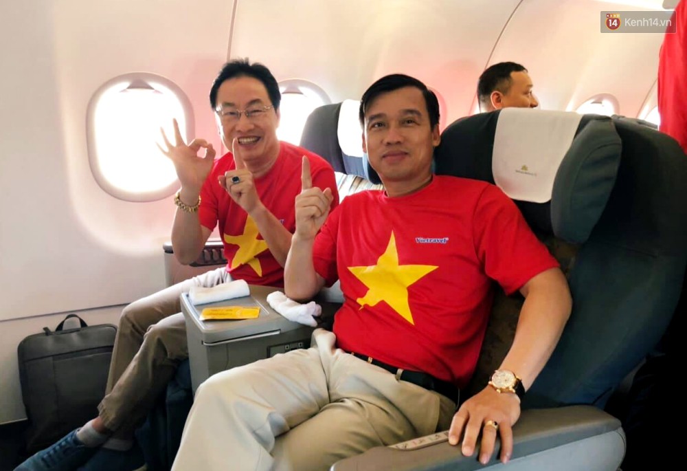 Dàn hotgirl cùng hàng trăm CĐV Việt “nhuộm đỏ” sân bay trước khi sang Philippines “tiếp lửa” thầy trò HLV Park Hang Seo - Ảnh 14. Dàn hotgirl cùng hàng trăm CĐV Việt “nhuộm đỏ” sân bay trước khi sang Philippines “tiếp lửa” thầy trò HLV Park Hang Seo - Ảnh 14.