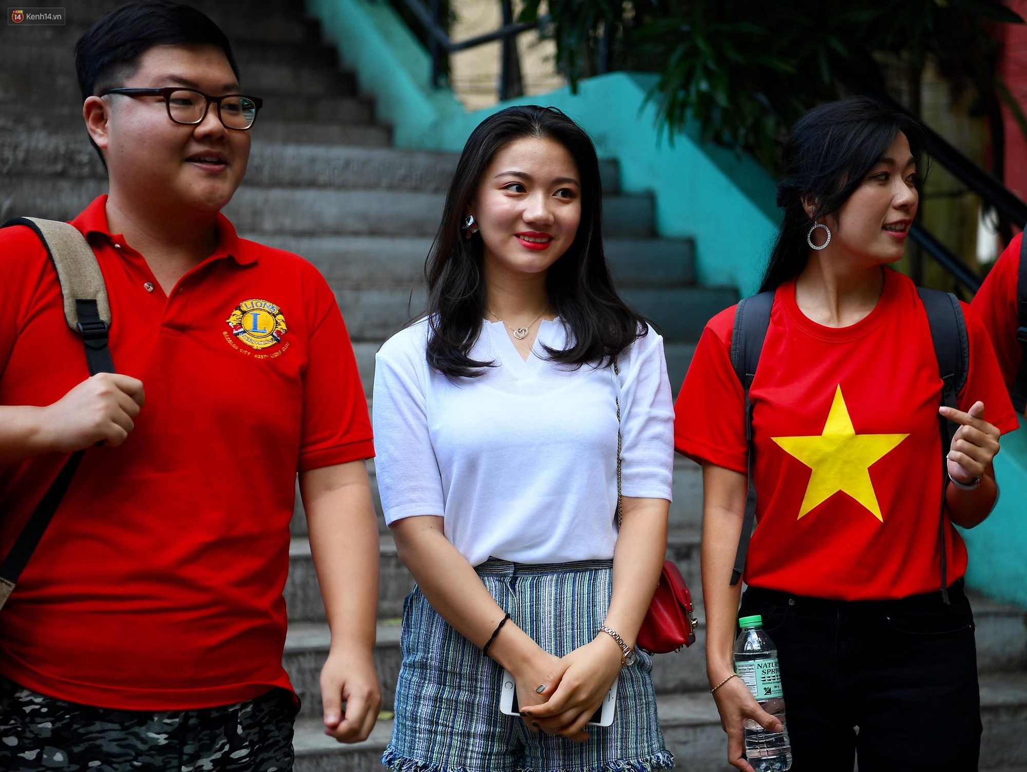 Những CĐV nữ xinh đẹp khiến trận bán kết lượt đi giữa Việt Nam - Philippines trở nên sôi động hơn bao giờ hết - Ảnh 9. Những CĐV nữ xinh đẹp khiến trận bán kết lượt đi giữa Việt Nam - Philippines trở nên sôi động hơn bao giờ hết - Ảnh 9.
