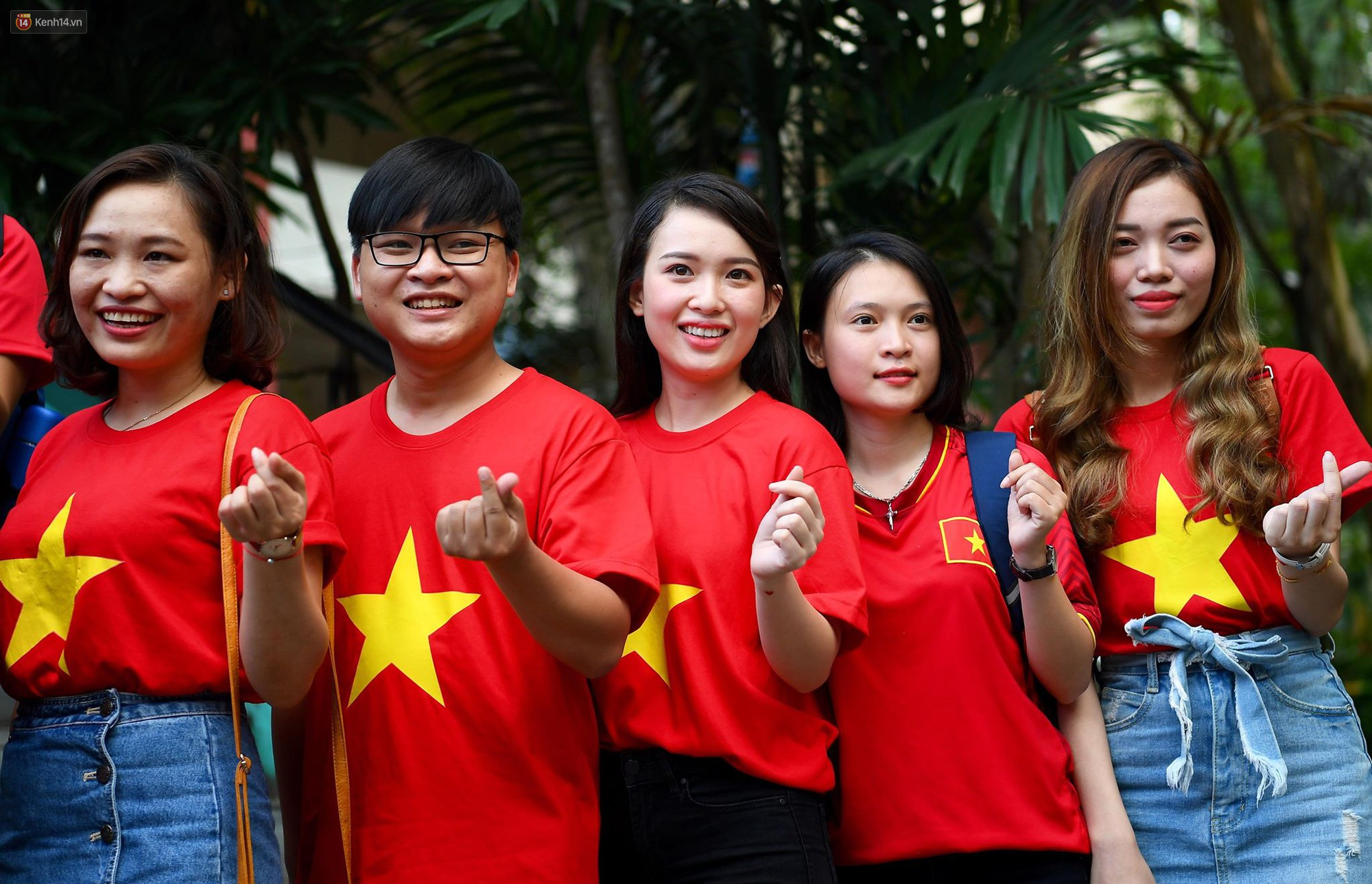 Những CĐV nữ xinh đẹp khiến trận bán kết lượt đi giữa Việt Nam - Philippines trở nên sôi động hơn bao giờ hết - Ảnh 10. Những CĐV nữ xinh đẹp khiến trận bán kết lượt đi giữa Việt Nam - Philippines trở nên sôi động hơn bao giờ hết - Ảnh 10.