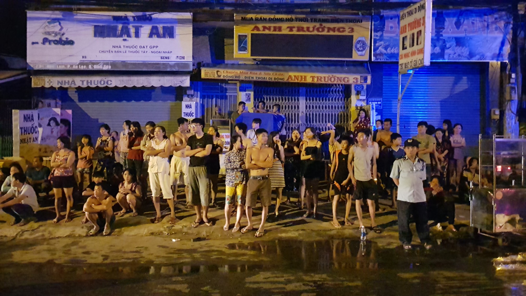 Cháy dãy trọ ở Sài Gòn, nữ công nhân 18 tuổi không kịp thoát thân - Ảnh 3. Cháy dãy trọ ở Sài Gòn, nữ công nhân 18 tuổi không kịp thoát thân - Ảnh 3.