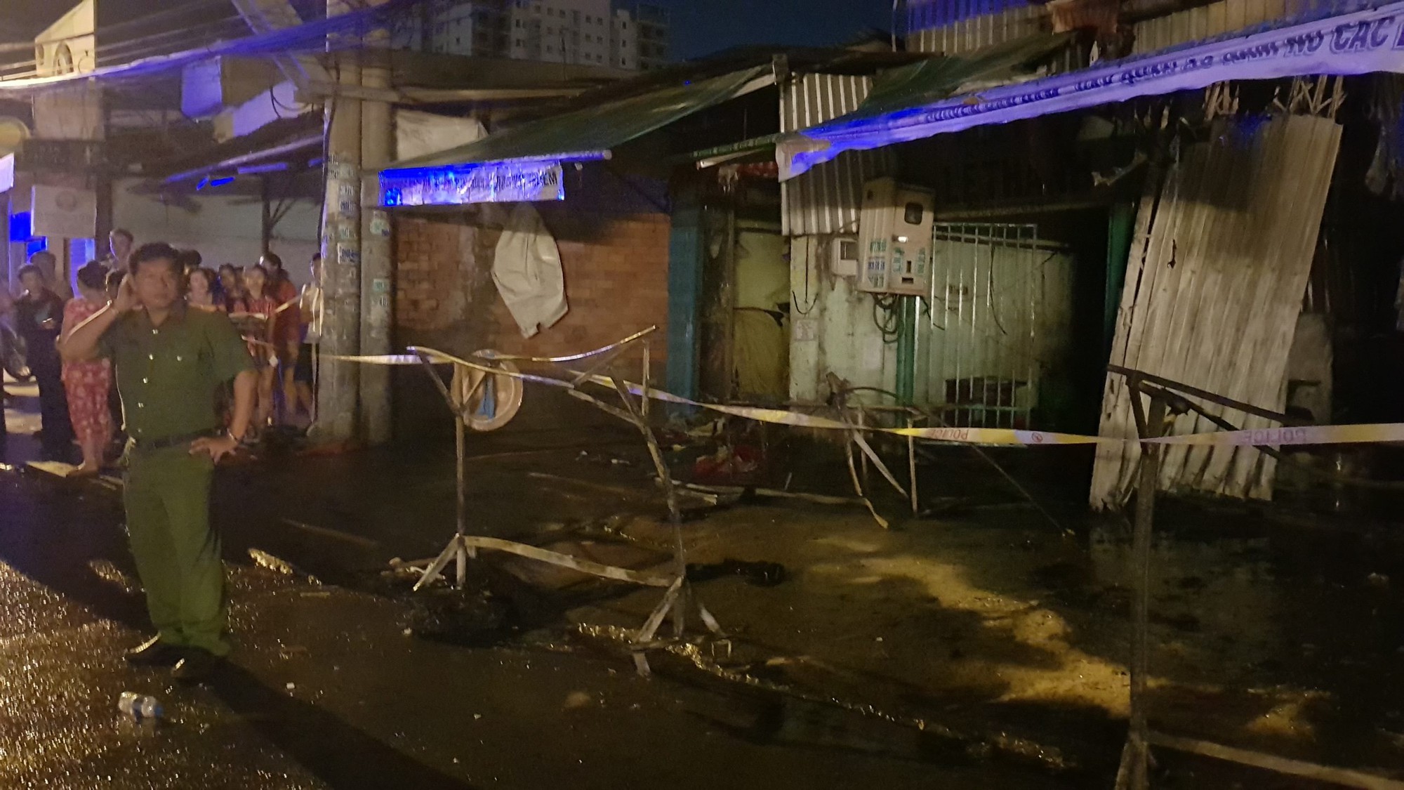 Cháy dãy trọ ở Sài Gòn, nữ công nhân 18 tuổi không kịp thoát thân - Ảnh 1. Cháy dãy trọ ở Sài Gòn, nữ công nhân 18 tuổi không kịp thoát thân - Ảnh 1.