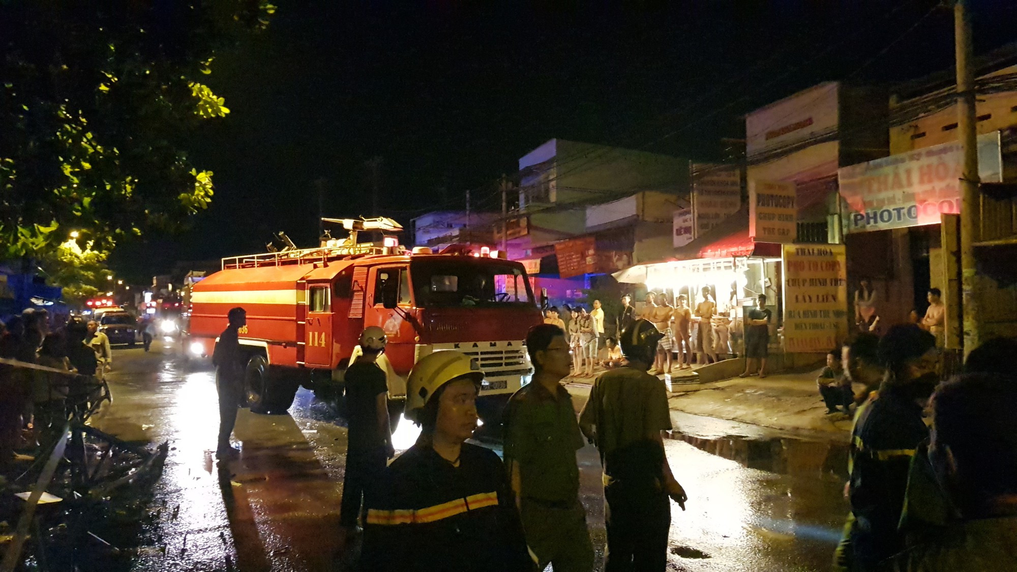 Cháy dãy trọ ở Sài Gòn, nữ công nhân 18 tuổi không kịp thoát thân - Ảnh 2. Cháy dãy trọ ở Sài Gòn, nữ công nhân 18 tuổi không kịp thoát thân - Ảnh 2.