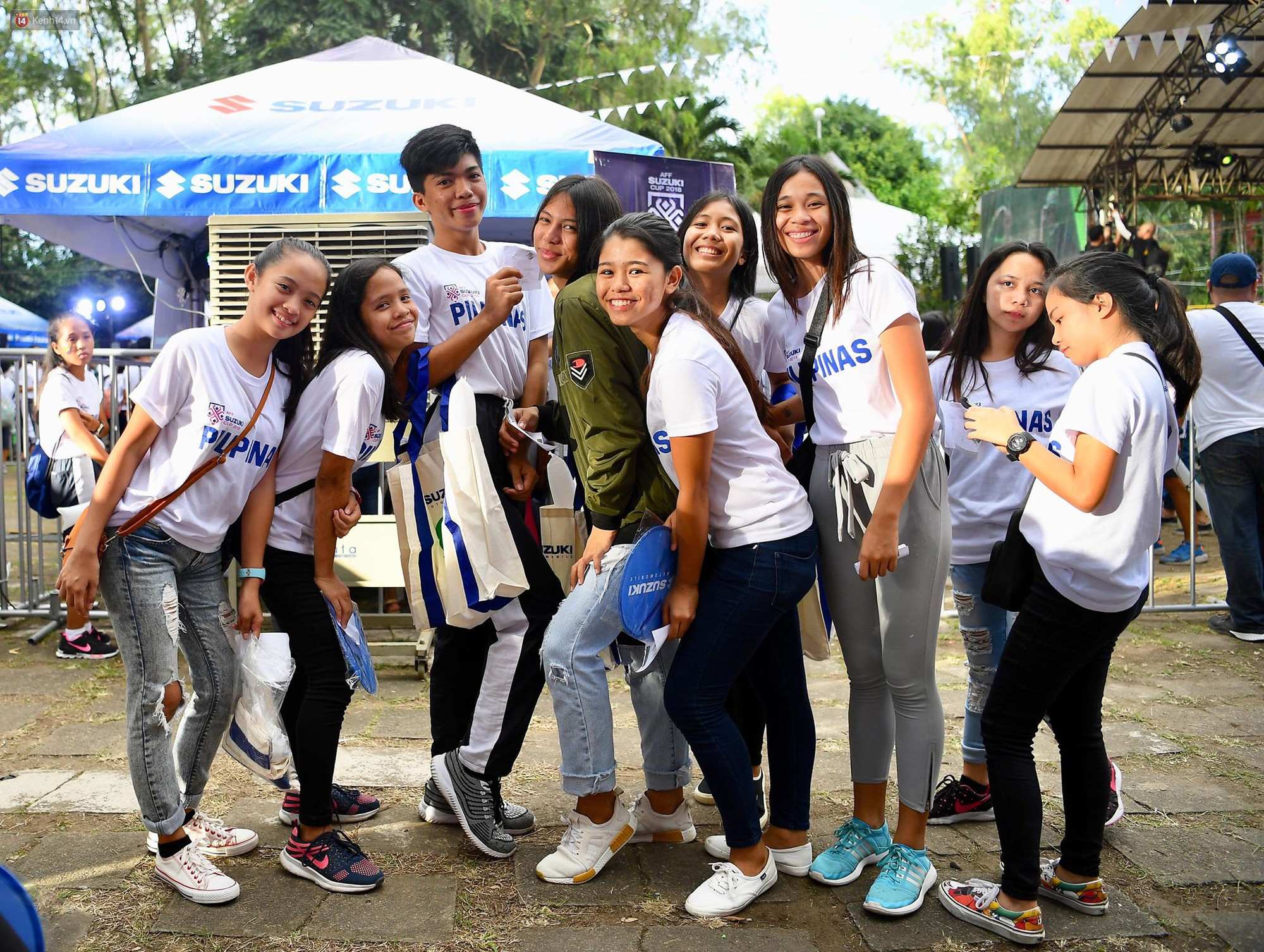 Những CĐV nữ xinh đẹp khiến trận bán kết lượt đi giữa Việt Nam - Philippines trở nên sôi động hơn bao giờ hết - Ảnh 4. Những CĐV nữ xinh đẹp khiến trận bán kết lượt đi giữa Việt Nam - Philippines trở nên sôi động hơn bao giờ hết - Ảnh 4.