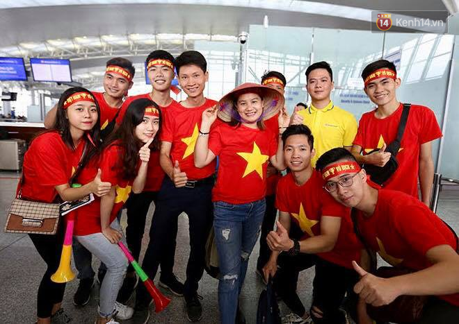 Dàn hotgirl cùng hàng trăm CĐV Việt “nhuộm đỏ” sân bay trước khi sang Philippines “tiếp lửa” thầy trò HLV Park Hang Seo - Ảnh 16.
