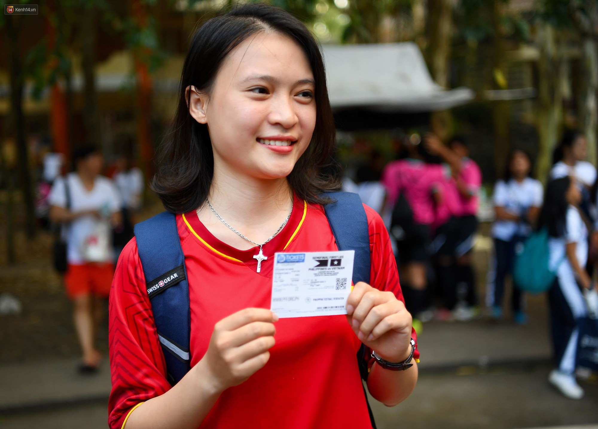 Những CĐV nữ xinh đẹp khiến trận bán kết lượt đi giữa Việt Nam - Philippines trở nên sôi động hơn bao giờ hết - Ảnh 11. Những CĐV nữ xinh đẹp khiến trận bán kết lượt đi giữa Việt Nam - Philippines trở nên sôi động hơn bao giờ hết - Ảnh 11.