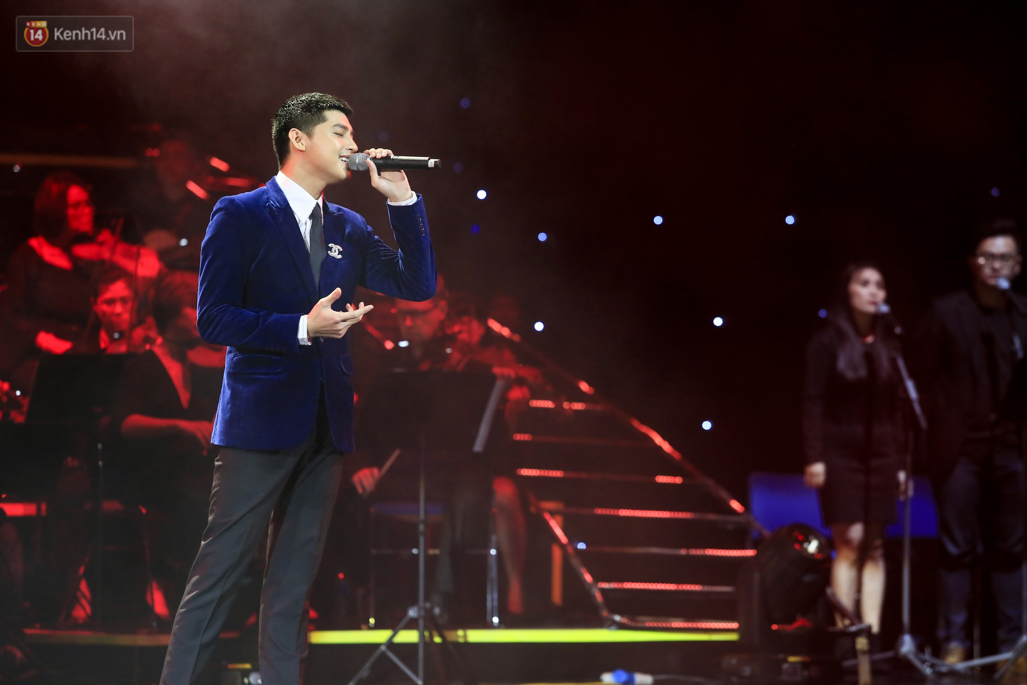 Lần đầu song ca cùng Mỹ Tâm, Noo Phước Thịnh đắm đuối, nắm chặt tay đàn chị trên sân khấu - Ảnh 7. Lần đầu song ca cùng Mỹ Tâm, Noo Phước Thịnh đắm đuối, nắm chặt tay đàn chị trên sân khấu - Ảnh 7.