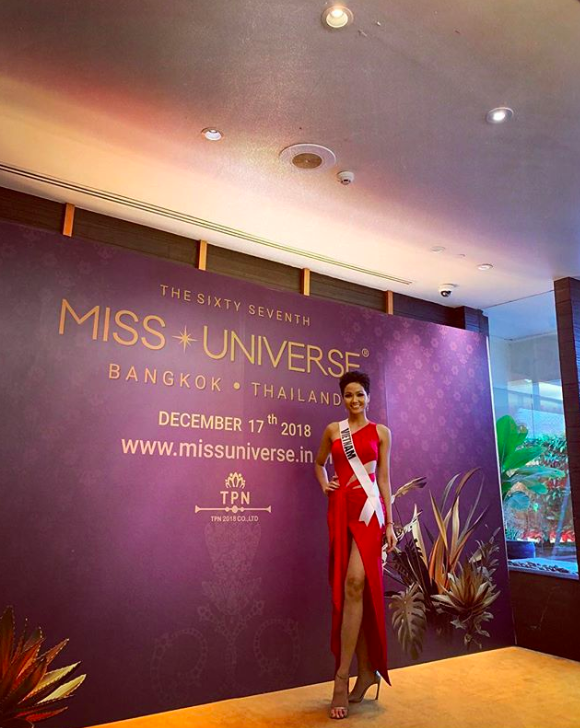 Đang chinh chiến Miss Universe 2018, HHen Niê không quên hướng về bóng đá nước nhà bằng hành động này? - Ảnh 2.