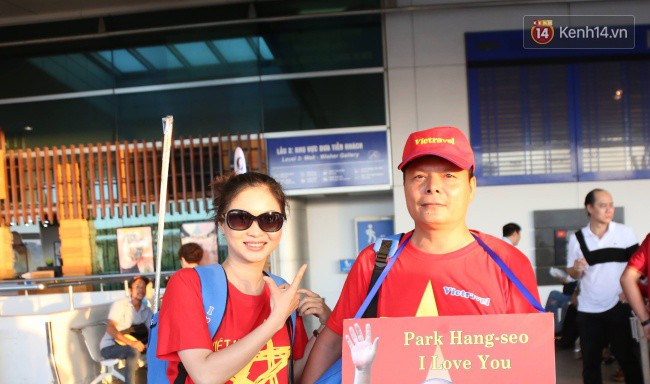 Dàn hotgirl cùng hàng trăm CĐV Việt “nhuộm đỏ” sân bay trước khi sang Philippines “tiếp lửa” thầy trò HLV Park Hang Seo - Ảnh 12.