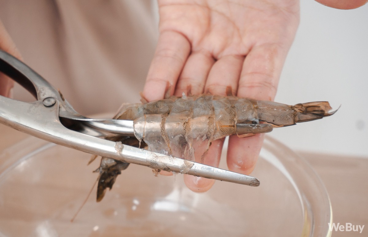 Muốn tiết kiệm thời gian nên mua kìm lột vỏ tôm, gái xinh cay đắng nhận ra đến cuối cùng bàn tay ta lại làm nên tất cả - Ảnh 7.