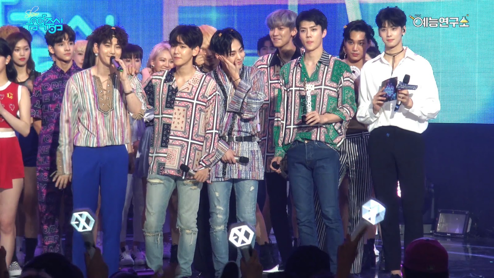 Khi các nam thần Kpop đình đám nhất đọ sắc trong 1 khung hình: Tìm ra mỹ nam dìm hàng mọi đối thủ - Ảnh 3. Khi các nam thần Kpop đình đám nhất đọ sắc trong 1 khung hình: Tìm ra mỹ nam dìm hàng mọi đối thủ - Ảnh 3.