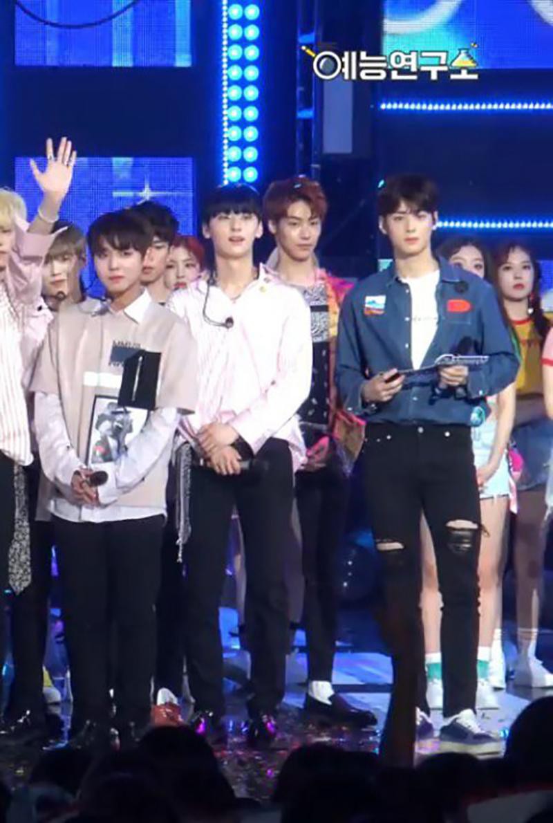 Khi các nam thần Kpop đình đám nhất đọ sắc trong 1 khung hình: Tìm ra mỹ nam dìm hàng mọi đối thủ - Ảnh 5. Khi các nam thần Kpop đình đám nhất đọ sắc trong 1 khung hình: Tìm ra mỹ nam dìm hàng mọi đối thủ - Ảnh 5.
