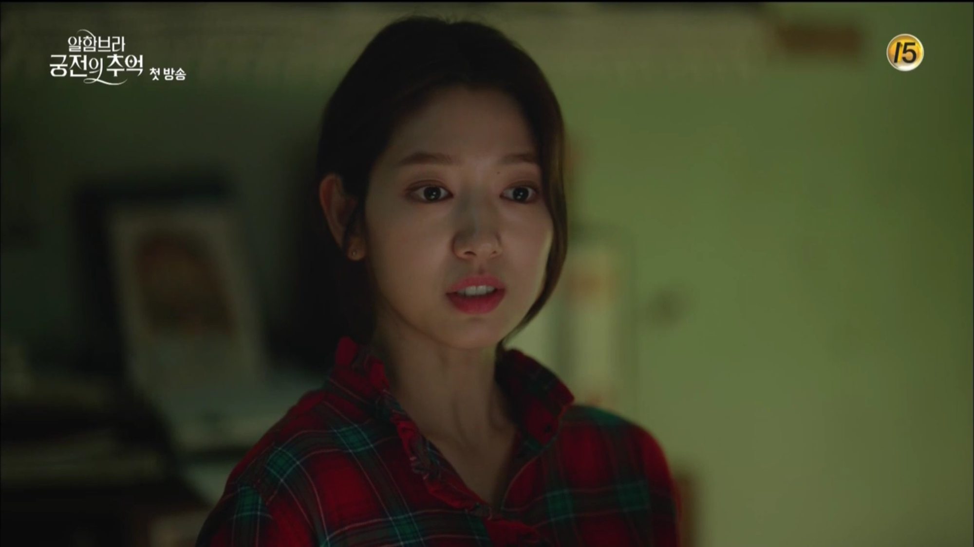 Mới tập đầu “Memories of the Alhambra”, Hyun Bin đã bị Park Shin Hye “hành” cho lên bờ xuống ruộng - Ảnh 4. Mới tập đầu “Memories of the Alhambra”, Hyun Bin đã bị Park Shin Hye “hành” cho lên bờ xuống ruộng - Ảnh 4.