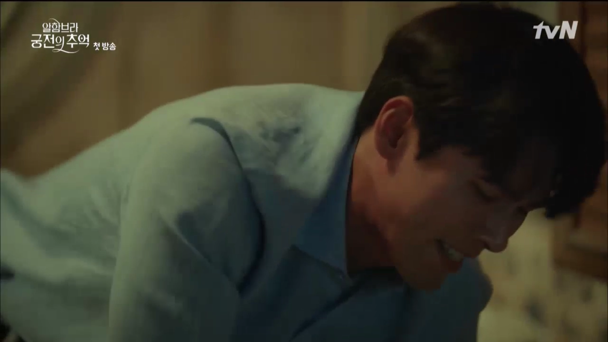 Mới tập đầu “Memories of the Alhambra”, Hyun Bin đã bị Park Shin Hye “hành” cho lên bờ xuống ruộng - Ảnh 10. Mới tập đầu “Memories of the Alhambra”, Hyun Bin đã bị Park Shin Hye “hành” cho lên bờ xuống ruộng - Ảnh 10.