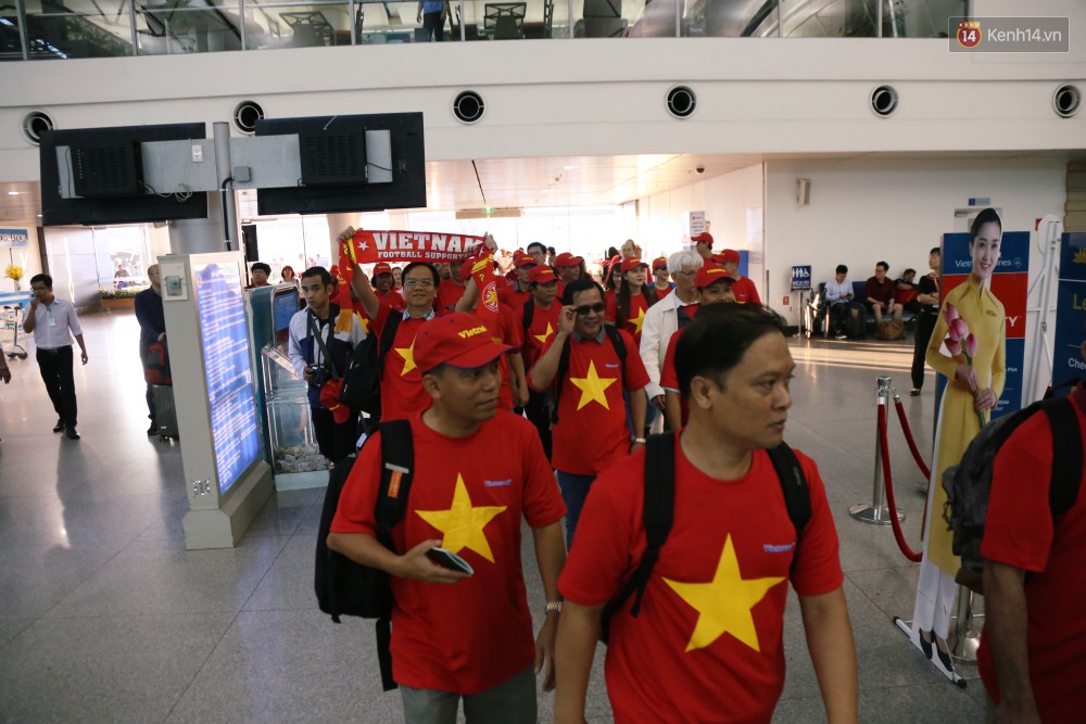 Dàn hotgirl cùng hàng trăm CĐV Việt “nhuộm đỏ” sân bay trước khi sang Philippines “tiếp lửa” thầy trò HLV Park Hang Seo - Ảnh 2. Dàn hotgirl cùng hàng trăm CĐV Việt “nhuộm đỏ” sân bay trước khi sang Philippines “tiếp lửa” thầy trò HLV Park Hang Seo - Ảnh 2.