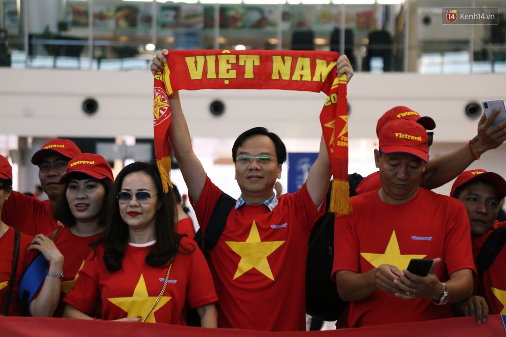 Dàn hotgirl cùng hàng trăm CĐV Việt “nhuộm đỏ” sân bay trước khi sang Philippines “tiếp lửa” thầy trò HLV Park Hang Seo - Ảnh 10. Dàn hotgirl cùng hàng trăm CĐV Việt “nhuộm đỏ” sân bay trước khi sang Philippines “tiếp lửa” thầy trò HLV Park Hang Seo - Ảnh 10.