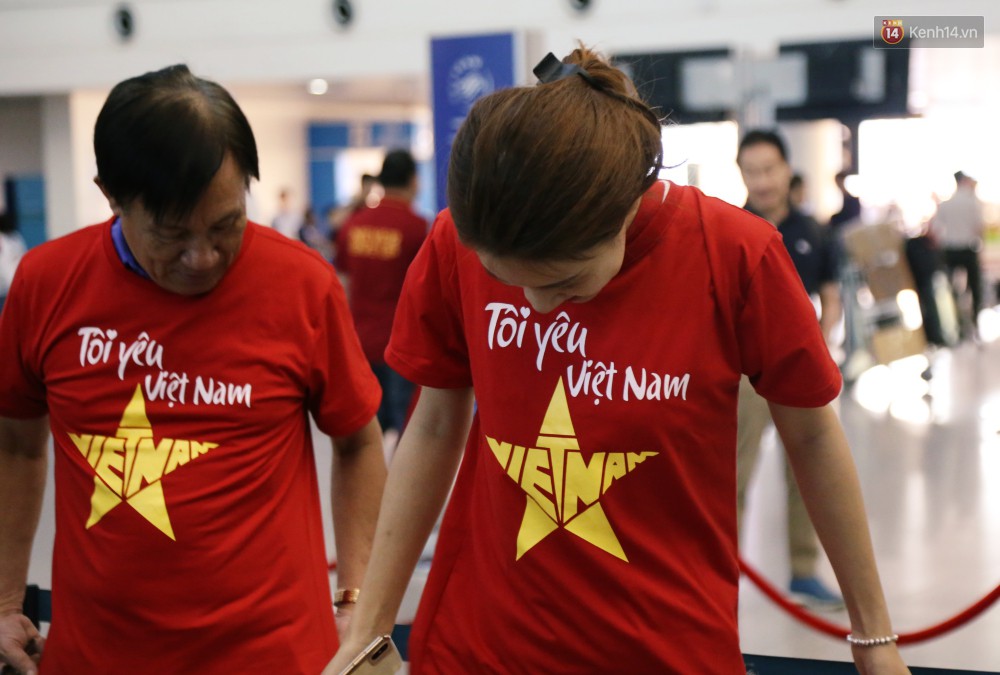 Dàn hotgirl cùng hàng trăm CĐV Việt “nhuộm đỏ” sân bay trước khi sang Philippines “tiếp lửa” thầy trò HLV Park Hang Seo - Ảnh 7. Dàn hotgirl cùng hàng trăm CĐV Việt “nhuộm đỏ” sân bay trước khi sang Philippines “tiếp lửa” thầy trò HLV Park Hang Seo - Ảnh 7.