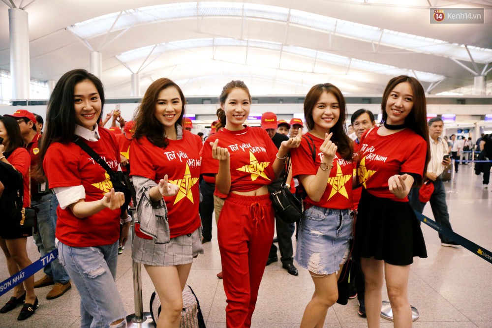 Những CĐV nữ xinh đẹp khiến trận bán kết lượt đi giữa Việt Nam - Philippines trở nên sôi động hơn bao giờ hết - Ảnh 1. Những CĐV nữ xinh đẹp khiến trận bán kết lượt đi giữa Việt Nam - Philippines trở nên sôi động hơn bao giờ hết - Ảnh 1.