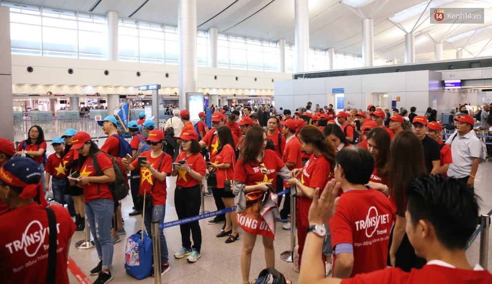Dàn hotgirl cùng hàng trăm CĐV Việt “nhuộm đỏ” sân bay trước khi sang Philippines “tiếp lửa” thầy trò HLV Park Hang Seo - Ảnh 4. Dàn hotgirl cùng hàng trăm CĐV Việt “nhuộm đỏ” sân bay trước khi sang Philippines “tiếp lửa” thầy trò HLV Park Hang Seo - Ảnh 4.