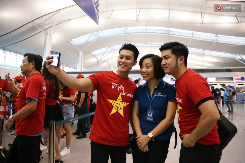 Dàn hotgirl cùng hàng trăm CĐV Việt “nhuộm đỏ” sân bay trước khi sang Philippines “tiếp lửa” thầy trò HLV Park Hang Seo - Ảnh 6. Dàn hotgirl cùng hàng trăm CĐV Việt “nhuộm đỏ” sân bay trước khi sang Philippines “tiếp lửa” thầy trò HLV Park Hang Seo - Ảnh 6.
