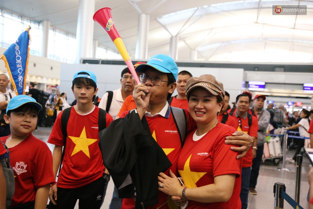 Dàn hotgirl cùng hàng trăm CĐV Việt “nhuộm đỏ” sân bay trước khi sang Philippines “tiếp lửa” thầy trò HLV Park Hang Seo - Ảnh 9. Dàn hotgirl cùng hàng trăm CĐV Việt “nhuộm đỏ” sân bay trước khi sang Philippines “tiếp lửa” thầy trò HLV Park Hang Seo - Ảnh 9.