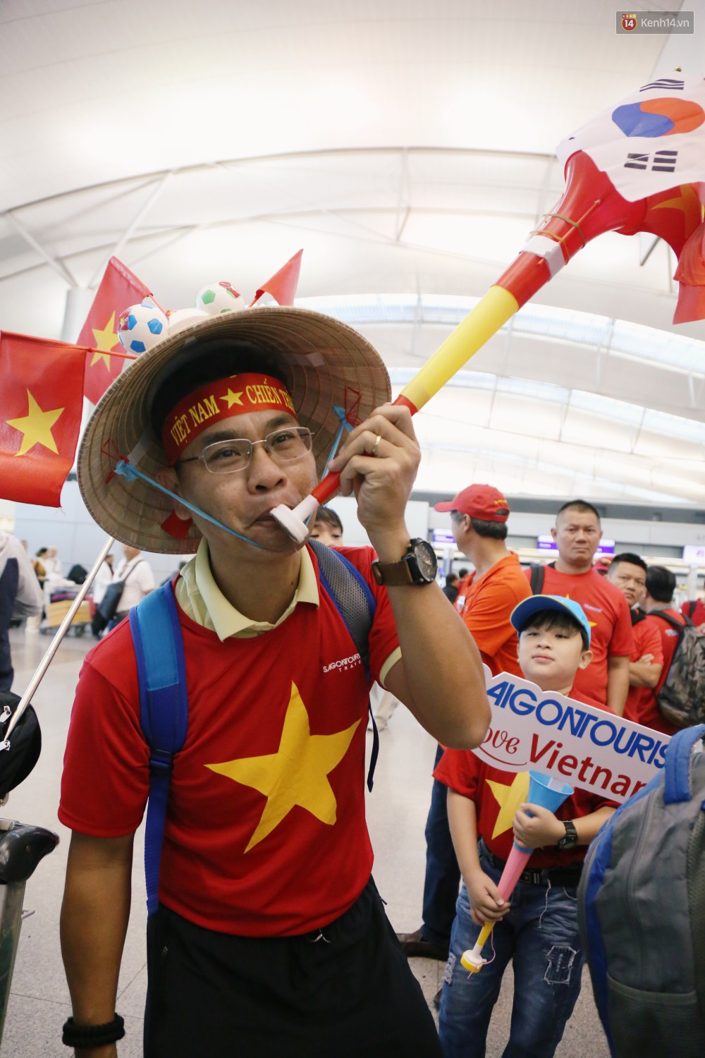 Dàn hotgirl cùng hàng trăm CĐV Việt “nhuộm đỏ” sân bay trước khi sang Philippines “tiếp lửa” thầy trò HLV Park Hang Seo - Ảnh 8. Dàn hotgirl cùng hàng trăm CĐV Việt “nhuộm đỏ” sân bay trước khi sang Philippines “tiếp lửa” thầy trò HLV Park Hang Seo - Ảnh 8.