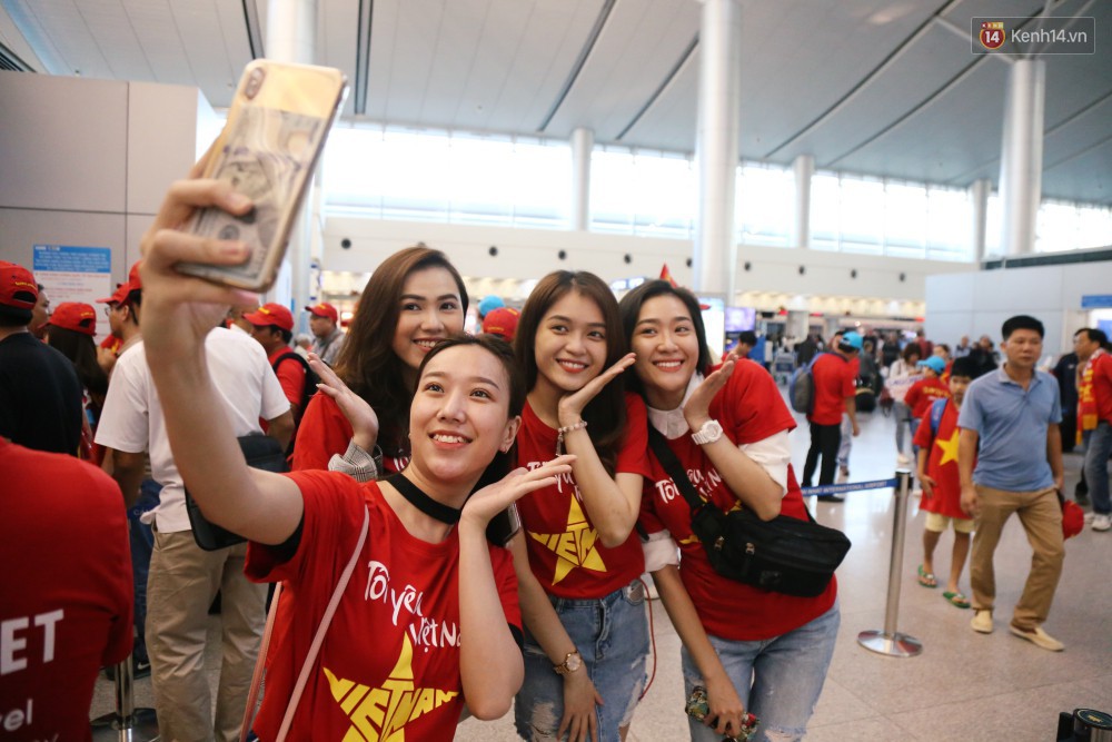 Những CĐV nữ xinh đẹp khiến trận bán kết lượt đi giữa Việt Nam - Philippines trở nên sôi động hơn bao giờ hết - Ảnh 12. Những CĐV nữ xinh đẹp khiến trận bán kết lượt đi giữa Việt Nam - Philippines trở nên sôi động hơn bao giờ hết - Ảnh 12.