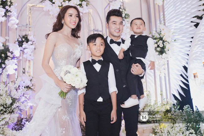 Kim Cương diện đầm lộng lẫy trong đám cưới, nhưng thiết kế này của cô lại khiến nhiều người thấy quen quen - Ảnh 1. Kim Cương diện đầm lộng lẫy trong đám cưới, nhưng thiết kế này của cô lại khiến nhiều người thấy quen quen - Ảnh 1.