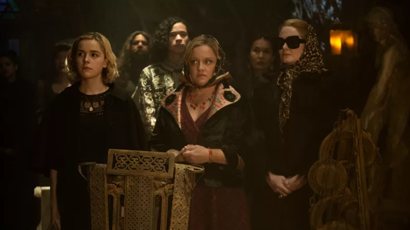 Cô phù thuỷ nhỏ Sabrina bất ngờ tung trailer mùa 2, hé lộ ngày lên sóng Netflix - Ảnh 2. Cô phù thuỷ nhỏ Sabrina bất ngờ tung trailer mùa 2, hé lộ ngày lên sóng Netflix - Ảnh 2.