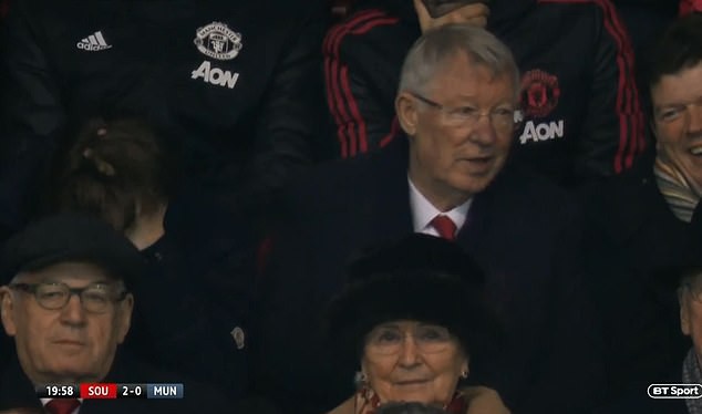 HLV huyền thoại Sir Alex Ferguson kh&ocirc;ng nhịn nổi cười sau khi chứng kiến MU bị thủng lưới từ qu&aacute; sớm - Ảnh 3.