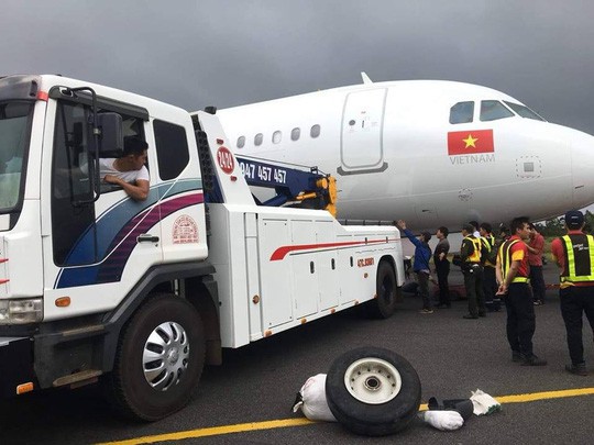 Tịch thu bằng lái của 2 phi công máy bay Vietjet bị rơi bánh ở sân bay Buôn Ma Thuột - Ảnh 1.