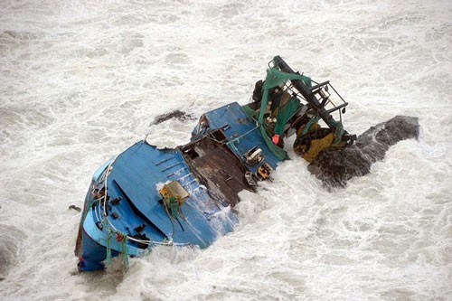 Cứu sống 5 ngư dân bị chìm ghe trên biển Cần Giờ - Ảnh 1.