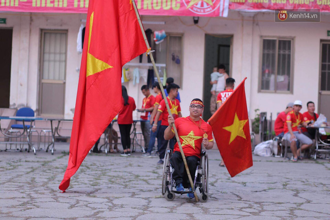 Chàng trai khuyết tật tự đi xe ba bánh gần 40 km đến Hà Nội cổ vũ đội tuyển Việt Nam trong trận đấu với tuyển Philippines - Ảnh 2.