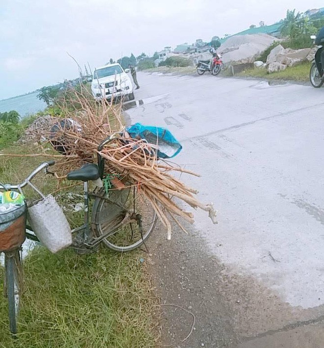 Tìm thấy bếp than tổ ong đang cháy trong xe ô tô của Thượng uý công an tử vong - Ảnh 2.