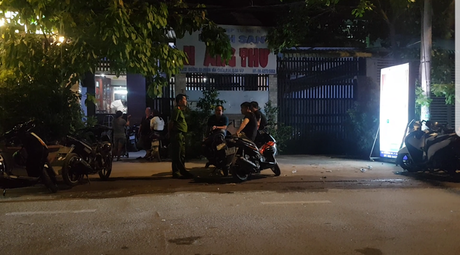 Giây phút nhóm thanh niên cầm súng khống chế cả gia đình cướp hơn 2 tỷ ở Sài Gòn - Ảnh 4. Giây phút nhóm thanh niên cầm súng khống chế cả gia đình cướp hơn 2 tỷ ở Sài Gòn - Ảnh 4.