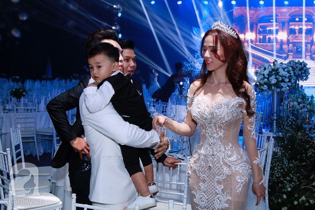 Kim Cương diện đầm lộng lẫy trong đám cưới, nhưng thiết kế này của cô lại khiến nhiều người thấy quen quen - Ảnh 4. Kim Cương diện đầm lộng lẫy trong đám cưới, nhưng thiết kế này của cô lại khiến nhiều người thấy quen quen - Ảnh 4.