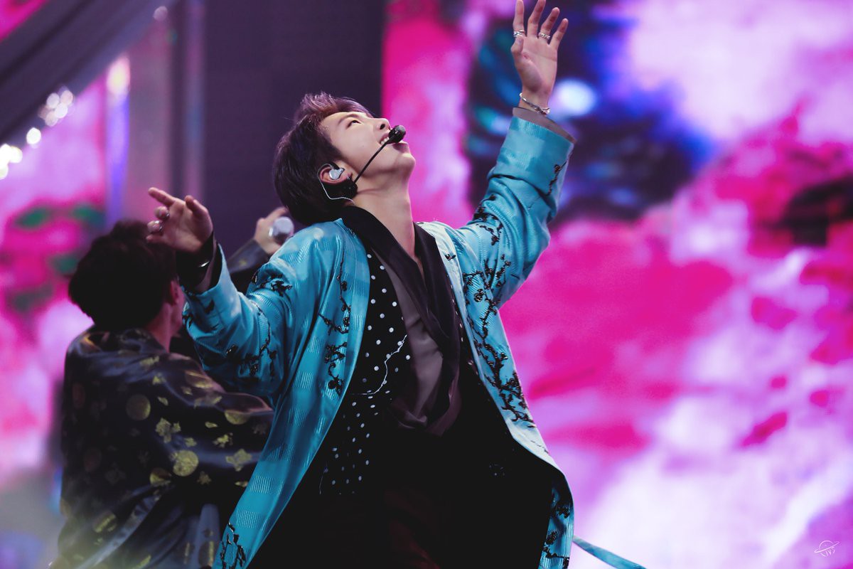 Sao Kpop “reaction” sân khấu đỉnh cao của BTS tại MMA 2018: Hầu hết đều có chung một biểu cảm, hành động đẹp của MAMAMOO được khen - Ảnh 6. Sao Kpop “reaction” sân khấu đỉnh cao của BTS tại MMA 2018: Hầu hết đều có chung một biểu cảm, hành động đẹp của MAMAMOO được khen - Ảnh 6.